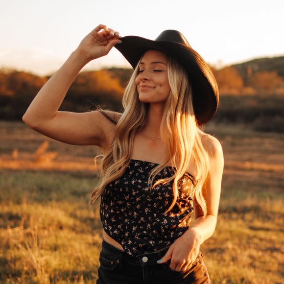 Meet your Posher, Cassie - Picture 5 of 5